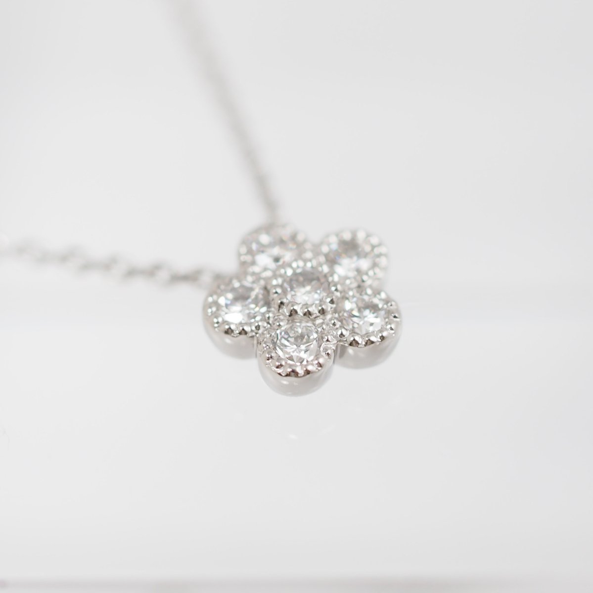 Ponte Vecchio Pt900 Diamond 0.09ct Flower Motif Necklace
