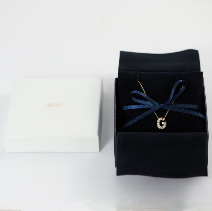 AHKAH アーカー 750 K18イエローゴールド ダイヤ0.19ct プルミエトワールイニシャル (G) ネックレス ケース付